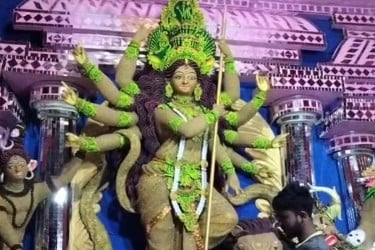শরীয়তপুরে শেষ মুহূর্তে দুর্গাপূজার প্রস্তুতি