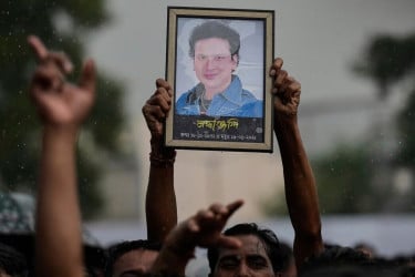 সাঁতরে নিরাপদে ফেরার চেষ্টা করছে জুবিন, এটাই কি শিল্পীর শেষ মুহূর্তের ভিডিও?