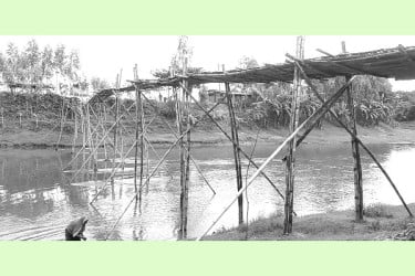 নড়বড়ে বাঁশের সাঁকোই ভরসা