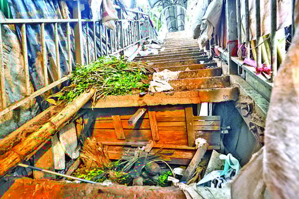 ফুটওভার ব্রিজের বেহাল দশা