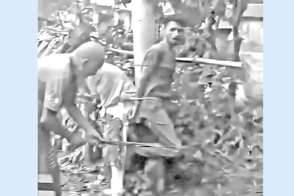 বিদ্যুতের খুঁটিতে বেঁধে নির্যাতন দুজনকে