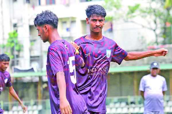 ফাইনালে ওঠার লড়াই আজ