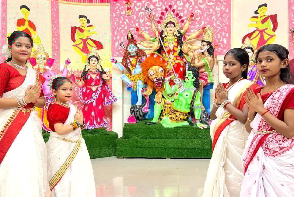 রঙ তুলির আঁচড়ে রঙিন দেবী মহামায়া, প্রস্তুত রাঙামাটি
