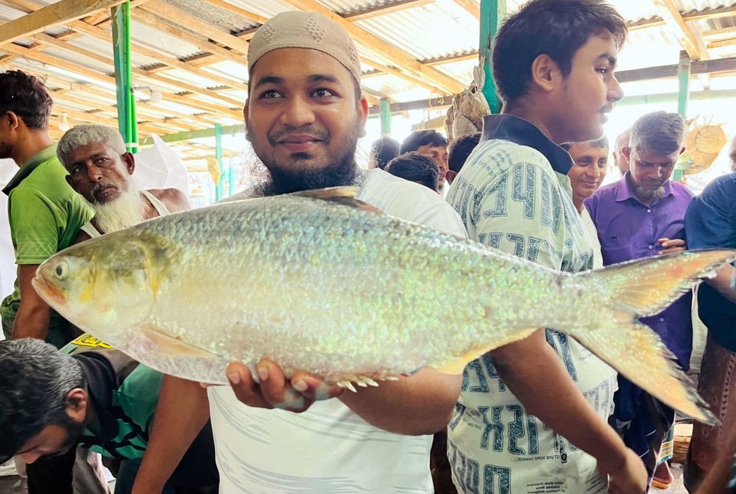এক ইলিশ বিক্রি ১৪ হাজার টাকায়