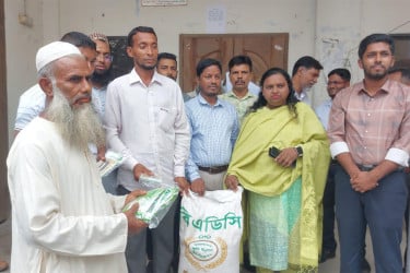 ঝালকাঠিতে কৃষকদের মাঝে শীতকালীন সবজির বীজ ও সার বিতরণ