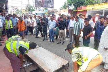 ঝালকাঠিতে অবৈধ স্থাপনা উচ্ছেদে পৌরসভার অভিযান