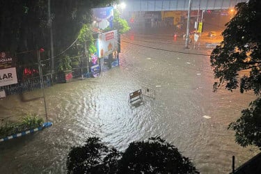 দুর্গাপূজার আগে কলকাতায় এক রাতের বৃষ্টিতে প্রাণ গেল ১২ জনের
