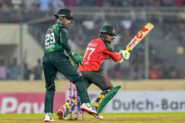 অঘোষিত সেমিফাইনালে রাতে মুখোমুখি বাংলাদেশ-পাকিস্তান