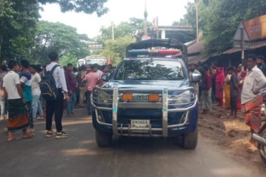 নাটোরে ট্রাক চাপায় শ্রমিক নিহত, সড়ক অবরোধ