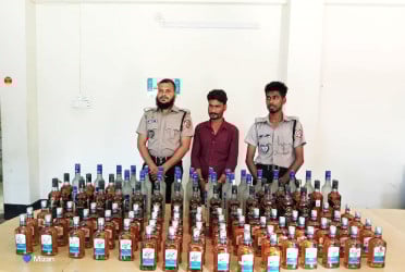 নেত্রকোনায় ১০২ বোতল ভারতীয় মদসহ কারবারি আটক