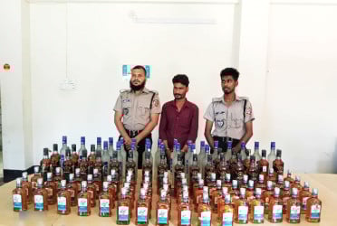 নেত্রকোনায় ১০২ বোতল ভারতীয় মদসহ কারবারি আটক