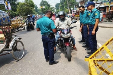 রাজধানীতে ট্রাফিক আইন লঙ্ঘনে ১৯৯৯ মামলা