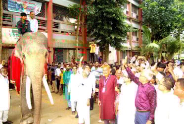 কলেজ অধ্যক্ষকে হাতির পিঠে চড়ে রাজকীয় বিদায়