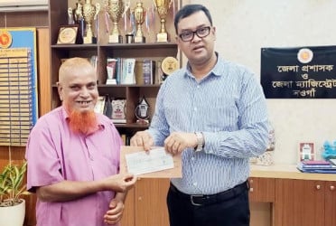 নওগাঁয় ভূমি অধিগ্রহণের চেক হস্তান্তর