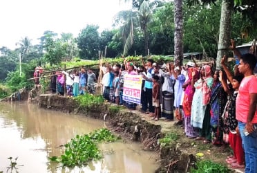 কালকিনিতে আড়িয়াল খাঁ নদীর ভাঙনে নিঃস্ব শতাধিক পরিবার