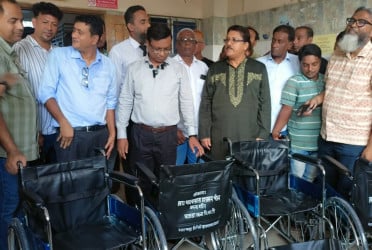 মাগুরা হাসপাতালে চারটি হুইলচেয়ার প্রদান
