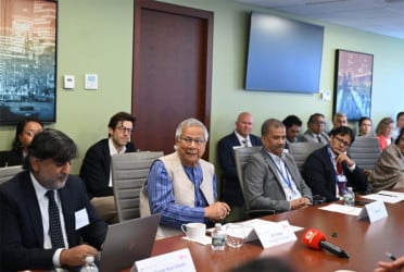 স্বাস্থ্যসেবা অর্থ উপার্জনকারীদের হাতে ছেড়ে দেওয়া উচিত নয় : প্রধান উপদেষ্টা