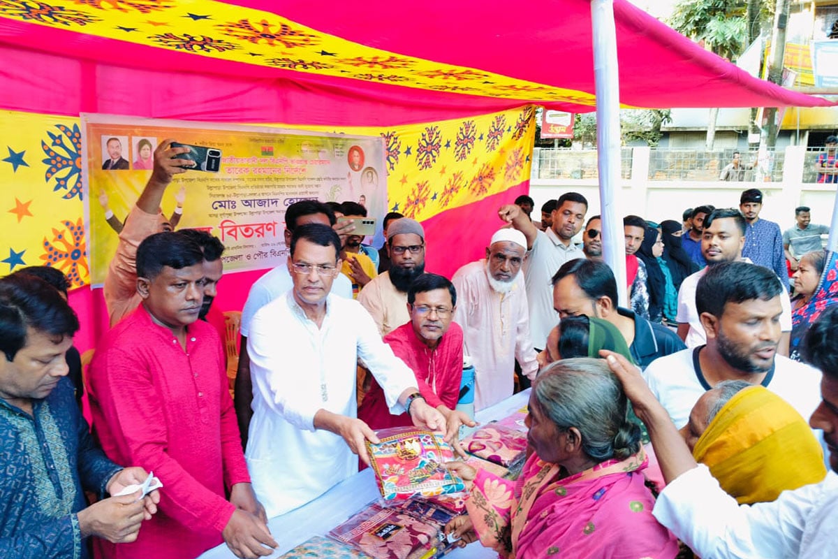 উল্লাপাড়ায় দু:স্থ সনাতন ধর্মাবলম্বী নারীদের মাঝে শাড়ী বিতরণ