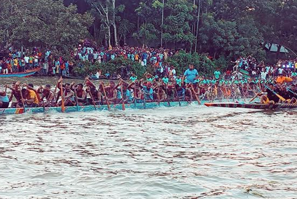 কুমার নদে নৌকাবাইচে মানুষের ঢল