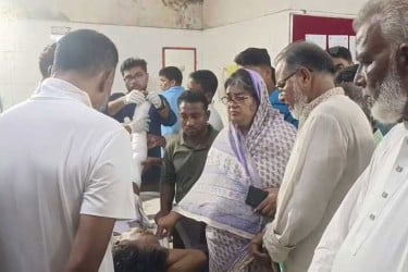 স্কুল থেকে ফেরার পথে প্রধান শিক্ষকের হাত-পা ভেঙে দিল মুখোশধারীরা