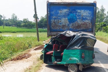 বগুড়ায় ট্রাক-সিএনজি সংঘর্ষে বাবা-ছেলেসহ নিহত ৩