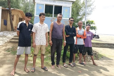 কক্সবাজারে স্রোতে ভেসে যাওয়া ৫ কিশোর উদ্ধার