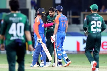 ভারত নয় পাকিস্তানের ক্রিকেটে মন দেয়া ‍উচিৎ: হেসন