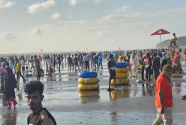 কক্সবাজার সৈকতে পর্যটকের ঢল