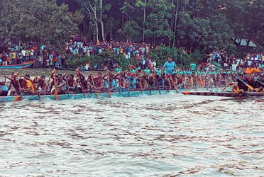 কুমার নদে নৌকাবাইচে মানুষের ঢল