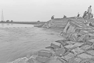 নদীগর্ভে দ্বিতীয় তিস্তা সেতু রক্ষা বাঁধ