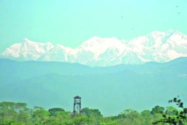 শরতের আকাশে উঁকি কাঞ্চনজঙ্ঘার
