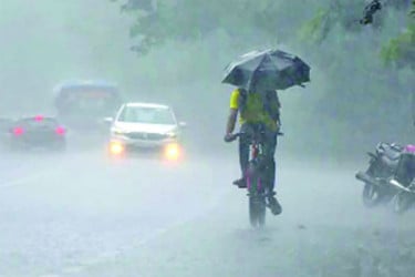 টানা বজ্রসহ বৃষ্টি ও ভারী বর্ষণের আশঙ্কা