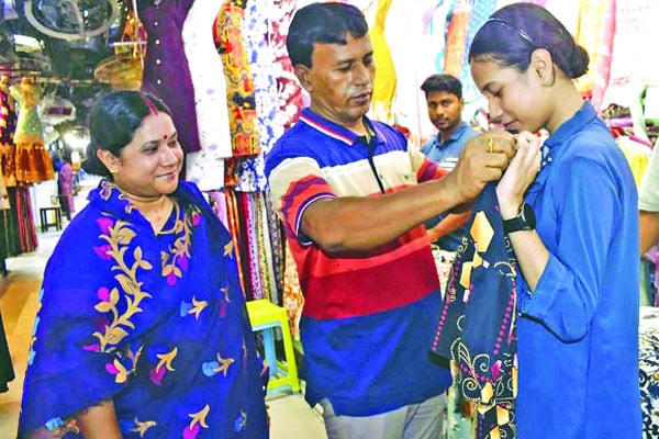 ছুটির দিনে ক্রেতাদের ভিড়