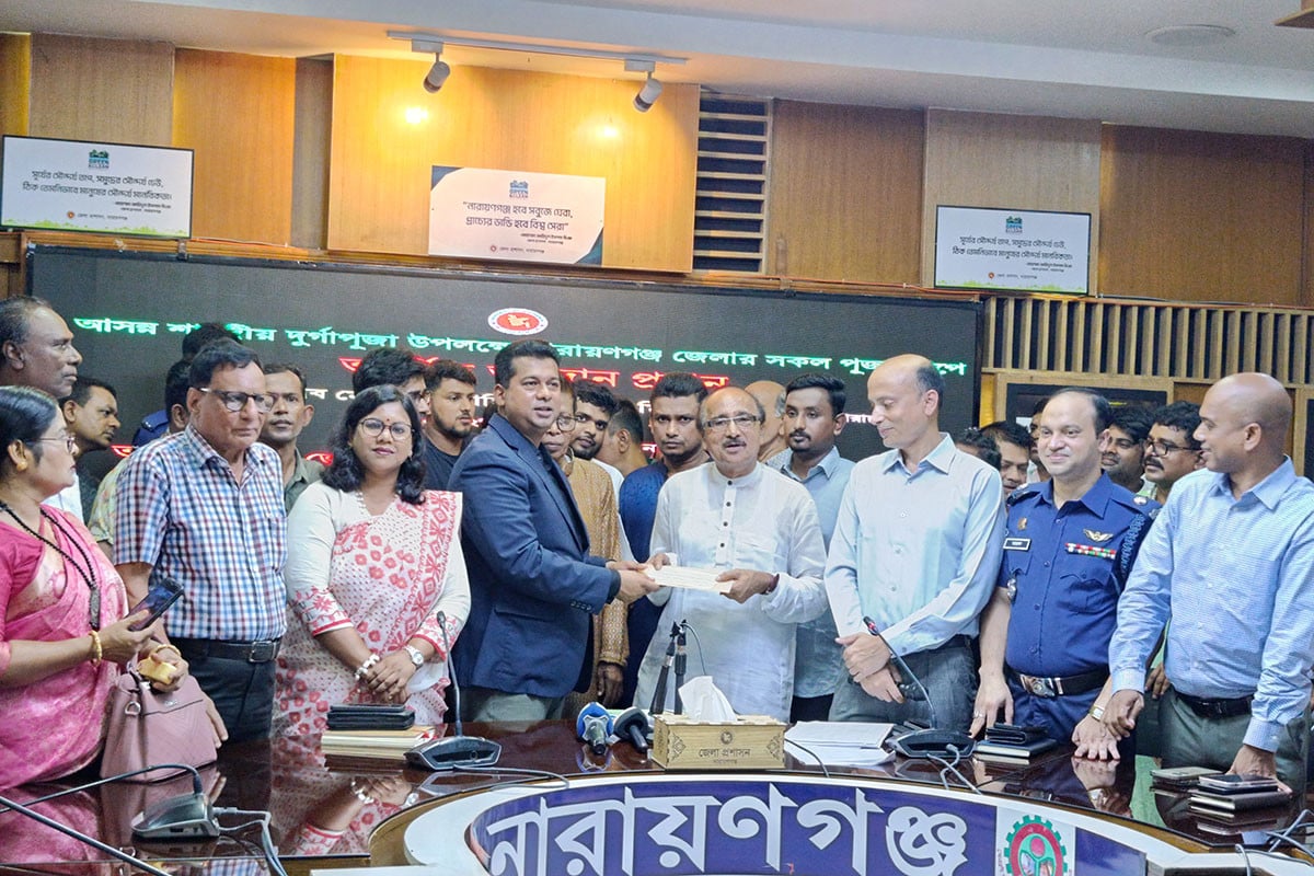 নারায়ণগঞ্জে সব পূজামণ্ডপে আর্থিক অনুদান প্রদান
