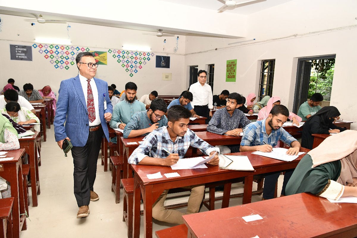 অন ক্যাম্পাস আন্ডারগ্র্যাজুয়েট প্রোগ্রামে ভর্তি পরীক্ষা অনুষ্ঠিত