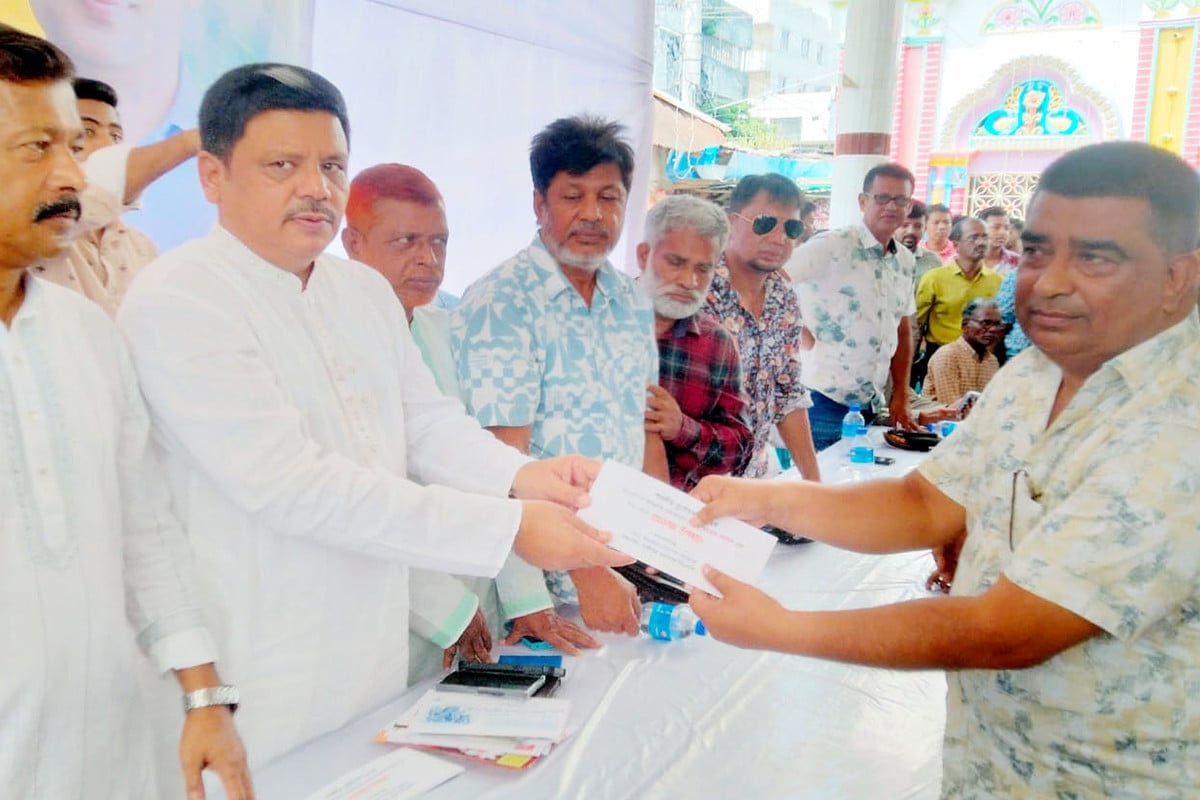 গাজীপুর মহানগর ও বাড়ীয়া ইউনিয়নের ১২৯টি পূজা মণ্ডপে বিএনপির উপহার