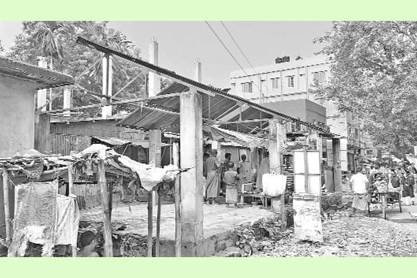 ভাঙা শেড সংস্কর হয়নি, দুর্ভোগ