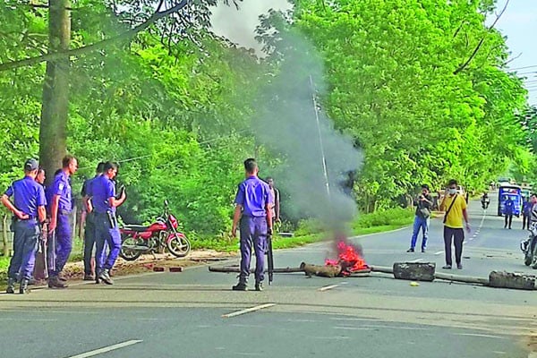 অবরোধে স্থবির খাগড়াছড়ি
