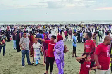 কক্সবাজার সৈকতে পর্যটকের ঢল