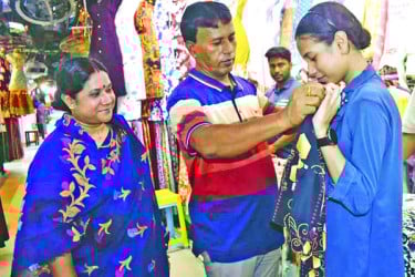 ছুটির দিনে ক্রেতাদের ভিড়