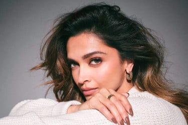 কটাক্ষের মুখে দীপিকা