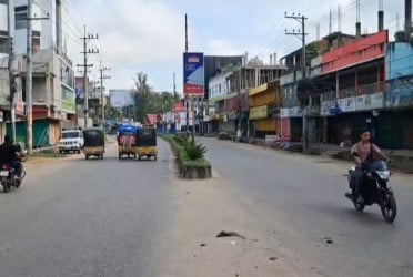 খাগড়াছড়িতে স্কুলছাত্রীকে ধর্ষণের প্রতিবাদে সকাল সন্ধ্যা সড়ক অবরোধ চলছে