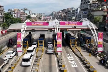 বিকাশে টোল দিয়ে নিমেষেই পার যাত্রাবাড়ী গুলিস্তান ফ্লাইওভার