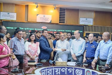 নারায়ণগঞ্জে সব পূজামণ্ডপে আর্থিক অনুদান প্রদান