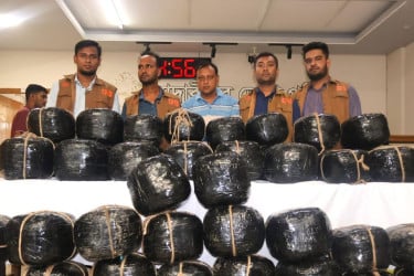 মাদারীপুরে ৯ বস্তা গাঁজা উদ্ধার, দুই মাদক ব্যবসায়ী গ্রেফতার