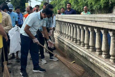 ঝাড়ু হাতে সড়ক পরিস্কার করলেন ডিসি সারওয়ার