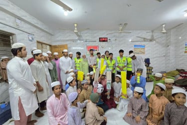 ছাত্রদলের উদ্যোগে কলাবাগান ডরমেটরি মাদ্রাসায় খেলাধুলা সামগ্রী বিতরণ