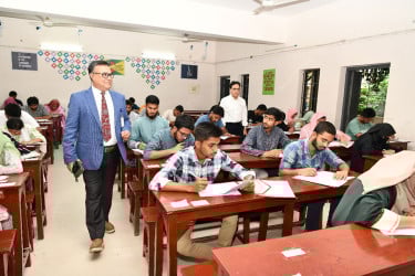 অন ক্যাম্পাস আন্ডারগ্র্যাজুয়েট প্রোগ্রামে ভর্তি পরীক্ষা অনুষ্ঠিত