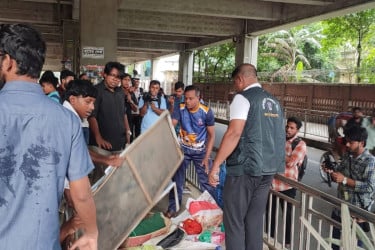 ঢাবিতে ভবঘুরে উচ্ছেদ অভিযান ডাকসুর, ইয়াবাসহ একজন আটক