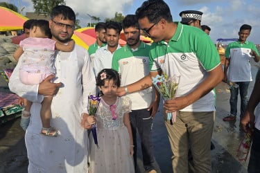 পর্যটন দিবসে কুয়াকাটায় পর্যটকদের ফুল দিয়ে বরণ